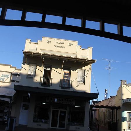 Mentor Chambers Apartment Bed & Breakfast West Wyalong Esterno foto